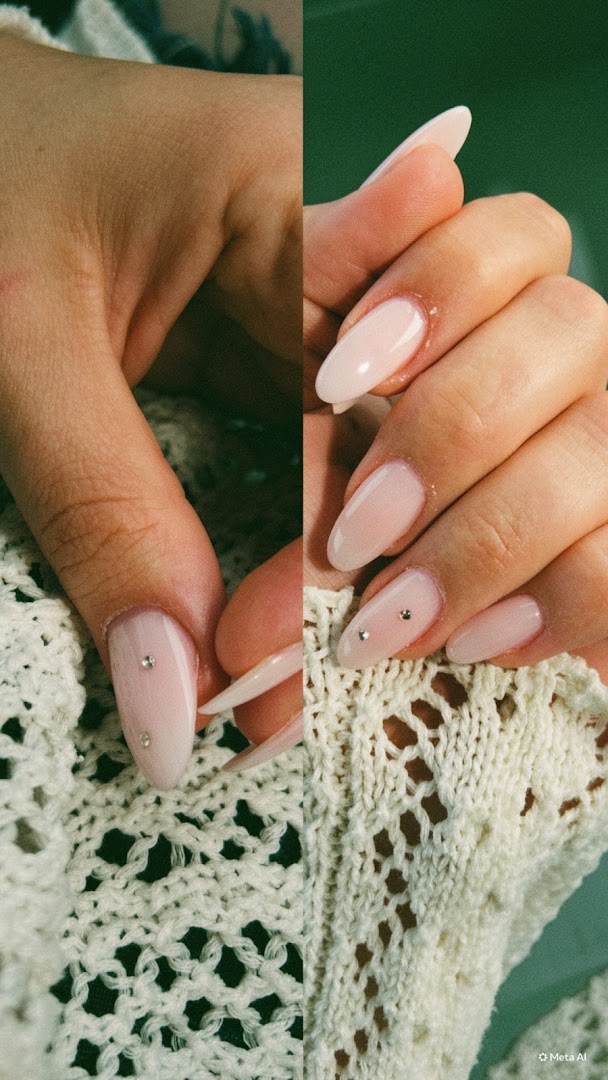 Vorher-nachher: zartrosa Mandel-Nägel mit feinen Steinchen von Nails at Sonia, Luzern