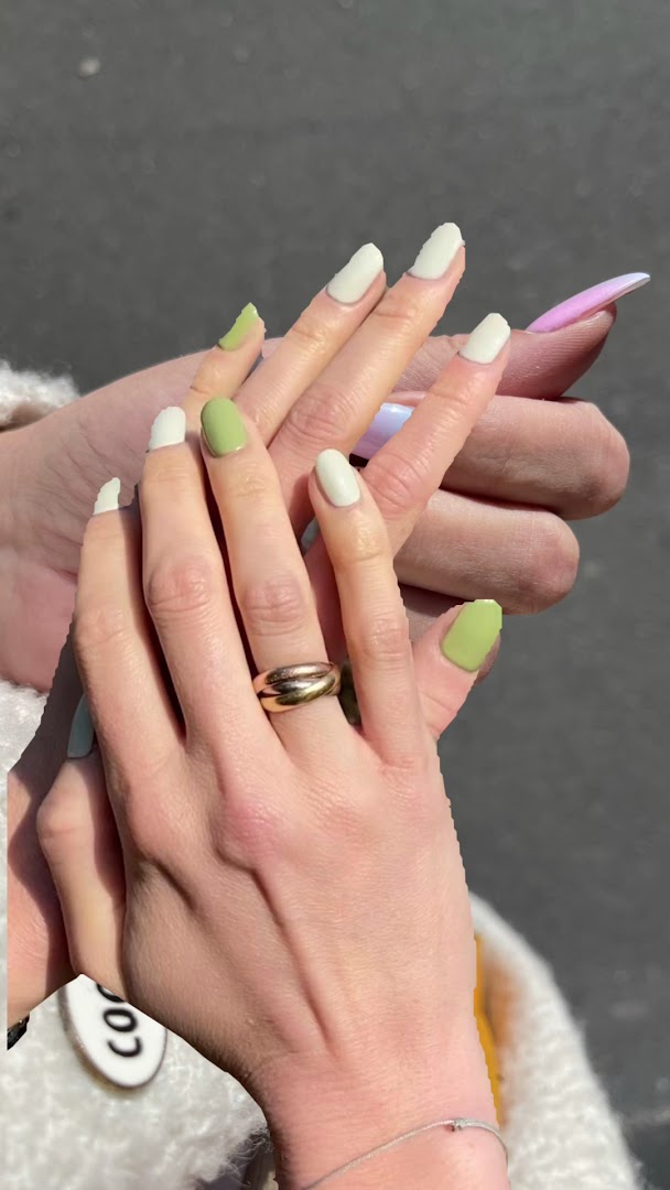 Pastellgrüne, weisse und fliederfarbene Nägel — sommerliche Nail-Art von Nails at Sonia, Luzern