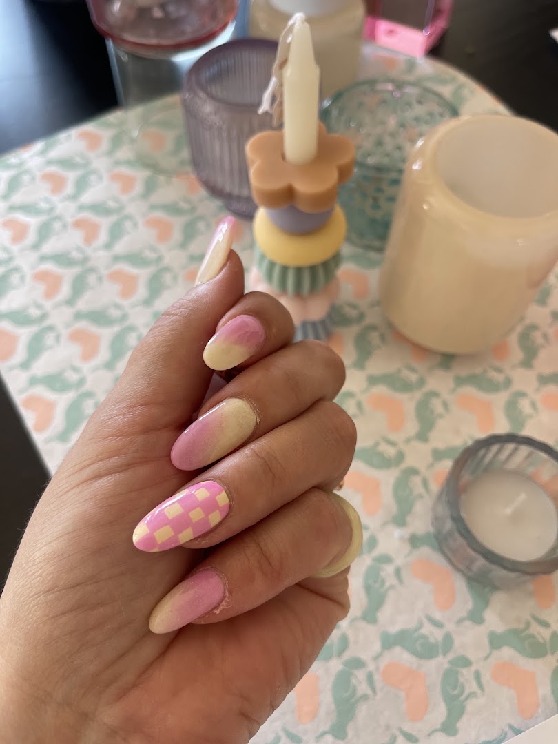 Verspielte Nail-Art in Pastellrosa und Gelb mit Karo-Muster, gemacht bei Sonia in Luzern