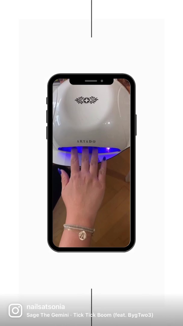 Gel-Nägel härten unter der UV-Lampe aus — Arbeitsschritt im Studio von Nails at Sonia, Luzern