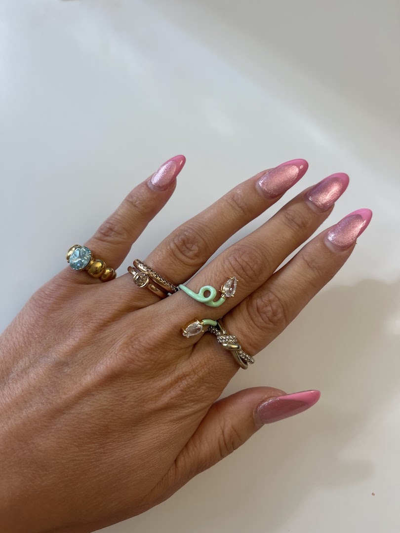 Rosé schimmernde French-Nägel in Mandelform mit Ringen, Nail-Art von Sonia in Luzern