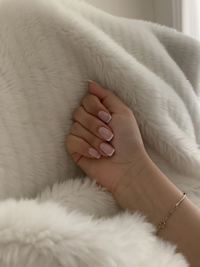 Zarte French-Nägel von Nails at Sonia in Luzern, ruhig auf hellem Fell fotografiert